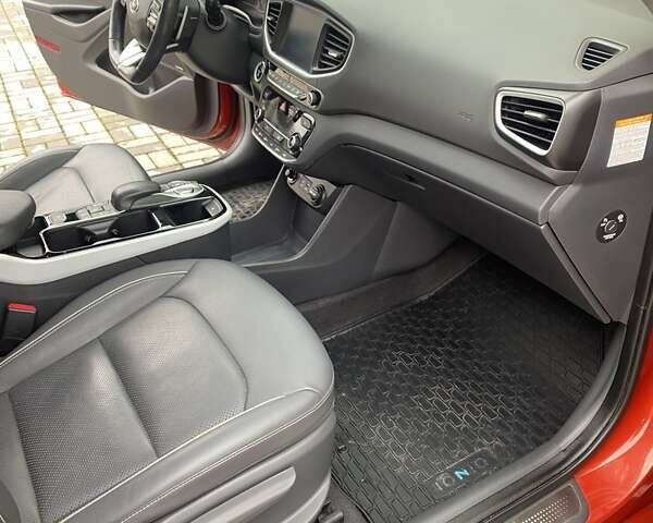Красный Хендай Ioniq, объемом двигателя 0 л и пробегом 140 тыс. км за 13950 $, фото 14 на Automoto.ua