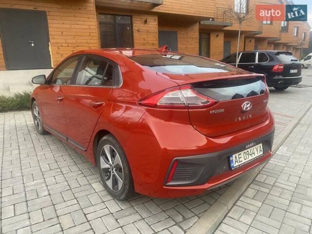 Красный Хендай Ioniq, объемом двигателя 0 л и пробегом 140 тыс. км за 13950 $, фото 7 на Automoto.ua