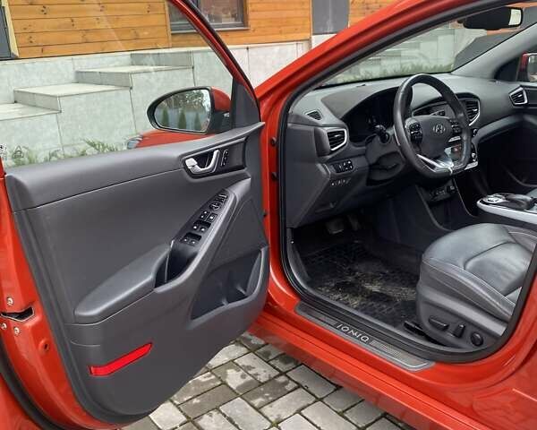 Красный Хендай Ioniq, объемом двигателя 0 л и пробегом 140 тыс. км за 13950 $, фото 13 на Automoto.ua