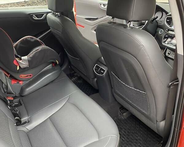 Красный Хендай Ioniq, объемом двигателя 0 л и пробегом 140 тыс. км за 13950 $, фото 16 на Automoto.ua