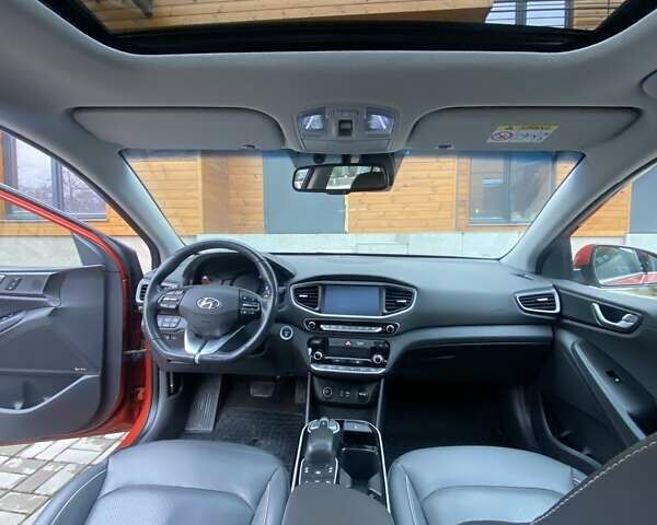 Красный Хендай Ioniq, объемом двигателя 0 л и пробегом 140 тыс. км за 13950 $, фото 17 на Automoto.ua