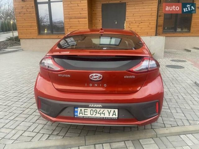 Красный Хендай Ioniq, объемом двигателя 0 л и пробегом 140 тыс. км за 13950 $, фото 6 на Automoto.ua
