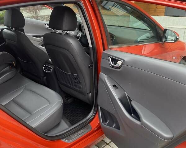Красный Хендай Ioniq, объемом двигателя 0 л и пробегом 140 тыс. км за 13950 $, фото 15 на Automoto.ua