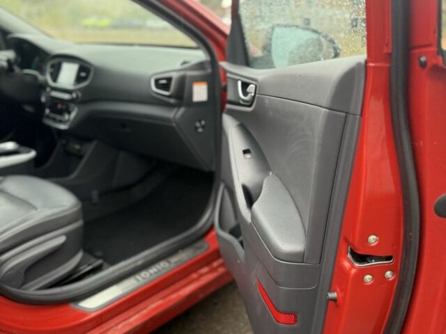 Красный Хендай Ioniq, объемом двигателя 0 л и пробегом 192 тыс. км за 10500 $, фото 7 на Automoto.ua