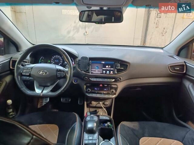 Красный Хендай Ioniq, объемом двигателя 0 л и пробегом 99 тыс. км за 15500 $, фото 1 на Automoto.ua