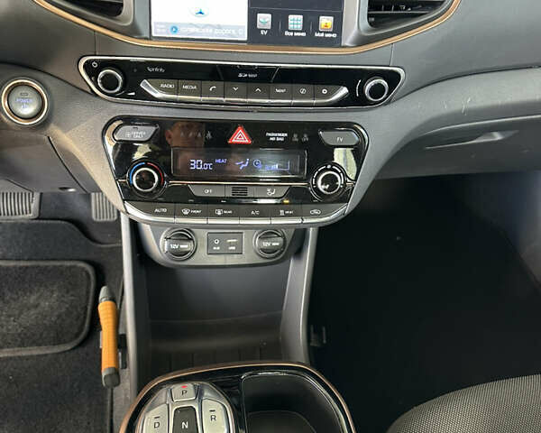 Красный Хендай Ioniq, объемом двигателя 0 л и пробегом 120 тыс. км за 11900 $, фото 9 на Automoto.ua