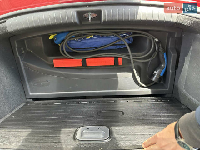 Красный Хендай Ioniq, объемом двигателя 0 л и пробегом 120 тыс. км за 11900 $, фото 15 на Automoto.ua