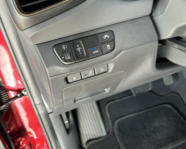 Красный Хендай Ioniq, объемом двигателя 0 л и пробегом 120 тыс. км за 11900 $, фото 8 на Automoto.ua