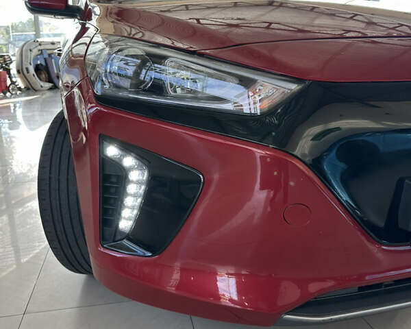 Красный Хендай Ioniq, объемом двигателя 0 л и пробегом 120 тыс. км за 11900 $, фото 1 на Automoto.ua