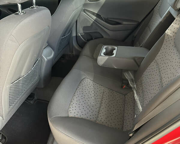 Красный Хендай Ioniq, объемом двигателя 0 л и пробегом 120 тыс. км за 11900 $, фото 5 на Automoto.ua