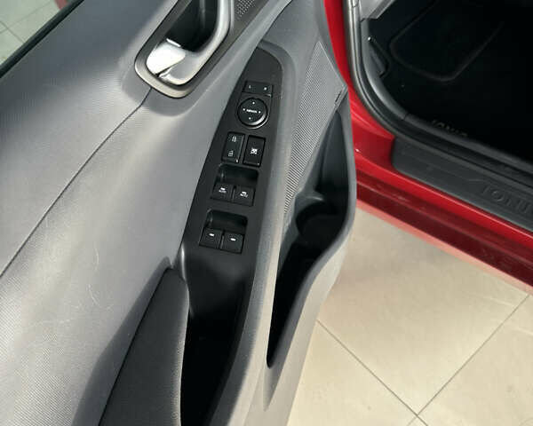 Красный Хендай Ioniq, объемом двигателя 0 л и пробегом 120 тыс. км за 11900 $, фото 7 на Automoto.ua