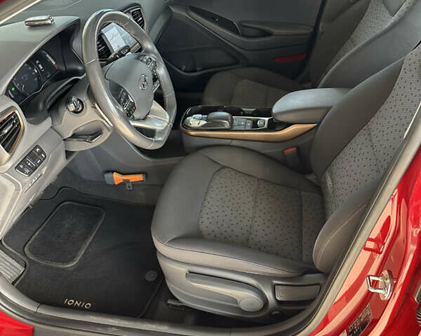 Красный Хендай Ioniq, объемом двигателя 0 л и пробегом 120 тыс. км за 11900 $, фото 6 на Automoto.ua