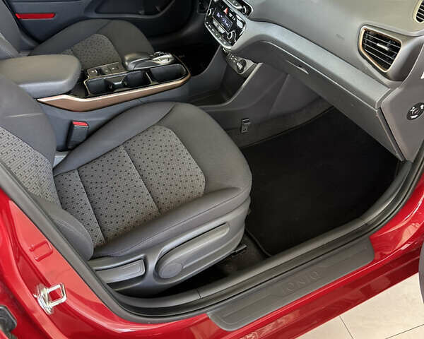 Красный Хендай Ioniq, объемом двигателя 0 л и пробегом 120 тыс. км за 11900 $, фото 16 на Automoto.ua