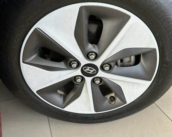 Красный Хендай Ioniq, объемом двигателя 0 л и пробегом 120 тыс. км за 11900 $, фото 17 на Automoto.ua