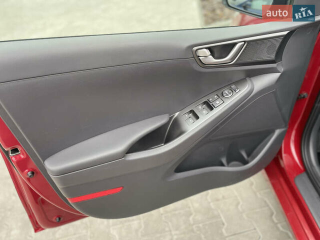 Красный Хендай Ioniq, объемом двигателя 0 л и пробегом 53 тыс. км за 16000 $, фото 15 на Automoto.ua