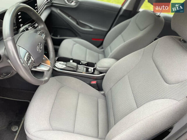 Красный Хендай Ioniq, объемом двигателя 0 л и пробегом 53 тыс. км за 16000 $, фото 13 на Automoto.ua