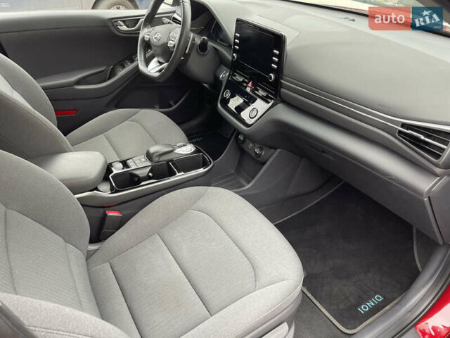 Красный Хендай Ioniq, объемом двигателя 0 л и пробегом 53 тыс. км за 16000 $, фото 19 на Automoto.ua