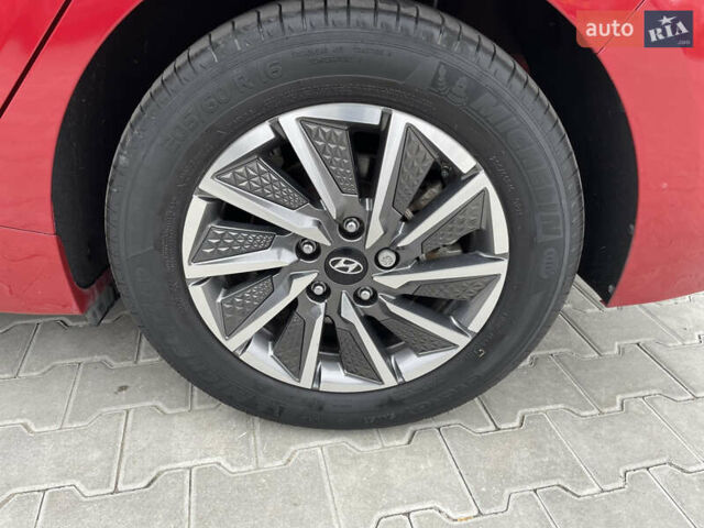 Красный Хендай Ioniq, объемом двигателя 0 л и пробегом 53 тыс. км за 16000 $, фото 11 на Automoto.ua