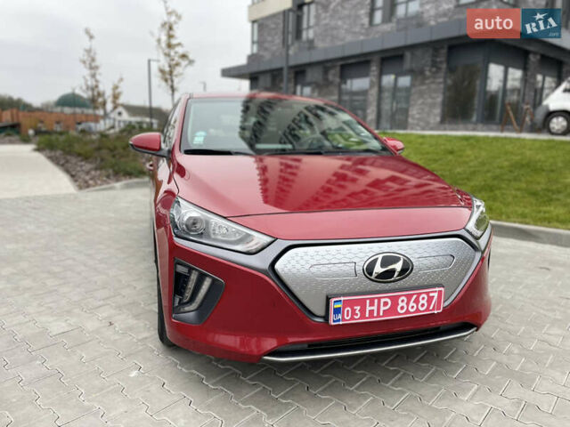 Красный Хендай Ioniq, объемом двигателя 0 л и пробегом 53 тыс. км за 16000 $, фото 4 на Automoto.ua