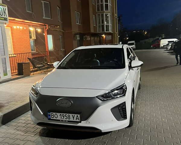 Хендай Ioniq, объемом двигателя 0 л и пробегом 104 тыс. км за 15599 $, фото 4 на Automoto.ua