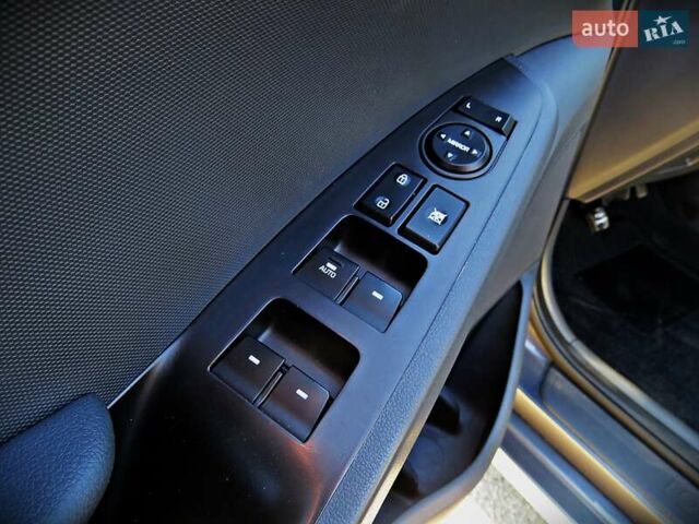 Сірий Хендай Ioniq, об'ємом двигуна 1.58 л та пробігом 178 тис. км за 12450 $, фото 6 на Automoto.ua