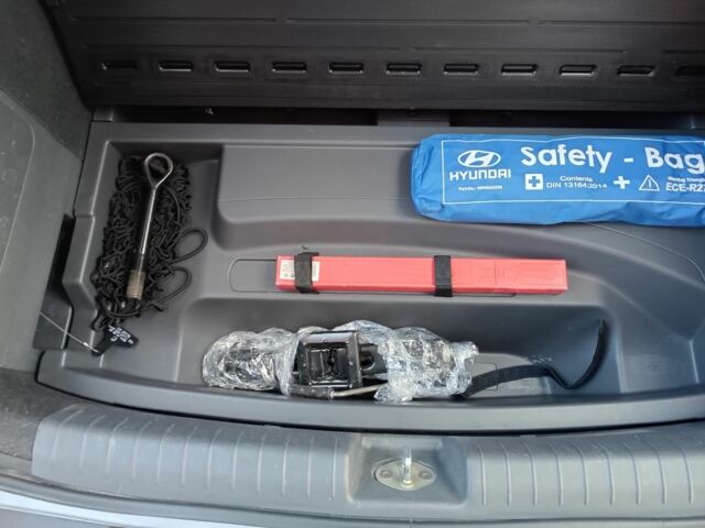 Серый Хендай Ioniq, объемом двигателя 0 л и пробегом 152 тыс. км за 12400 $, фото 9 на Automoto.ua