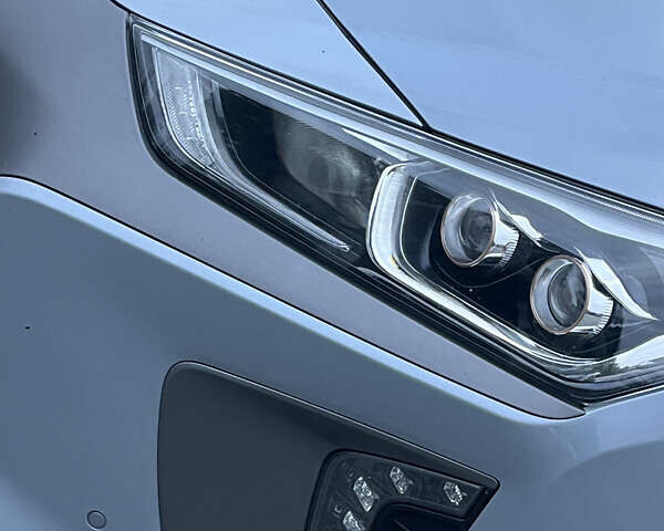 Серый Хендай Ioniq, объемом двигателя 0 л и пробегом 236 тыс. км за 11500 $, фото 5 на Automoto.ua