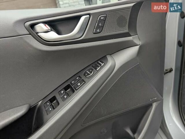 Сірий Хендай Ioniq, об'ємом двигуна 0 л та пробігом 129 тис. км за 12999 $, фото 17 на Automoto.ua
