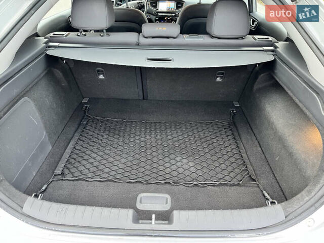 Сірий Хендай Ioniq, об'ємом двигуна 0 л та пробігом 135 тис. км за 12700 $, фото 16 на Automoto.ua