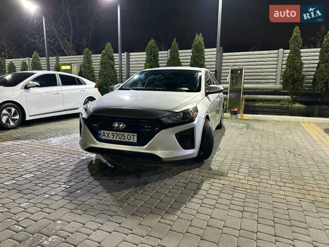 Сірий Хендай Ioniq, об'ємом двигуна 1.58 л та пробігом 174 тис. км за 11900 $, фото 4 на Automoto.ua