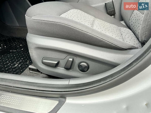 Сірий Хендай Ioniq, об'ємом двигуна 0 л та пробігом 135 тис. км за 12700 $, фото 17 на Automoto.ua