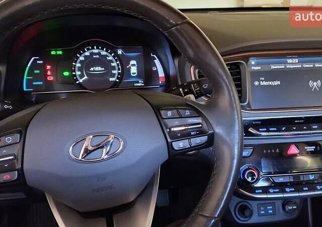 Серый Хендай Ioniq, объемом двигателя 0 л и пробегом 111 тыс. км за 14800 $, фото 5 на Automoto.ua