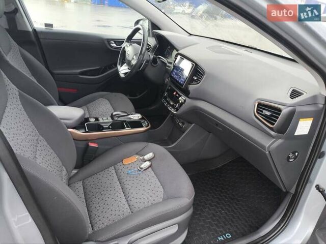 Сірий Хендай Ioniq, об'ємом двигуна 0 л та пробігом 110 тис. км за 11800 $, фото 46 на Automoto.ua