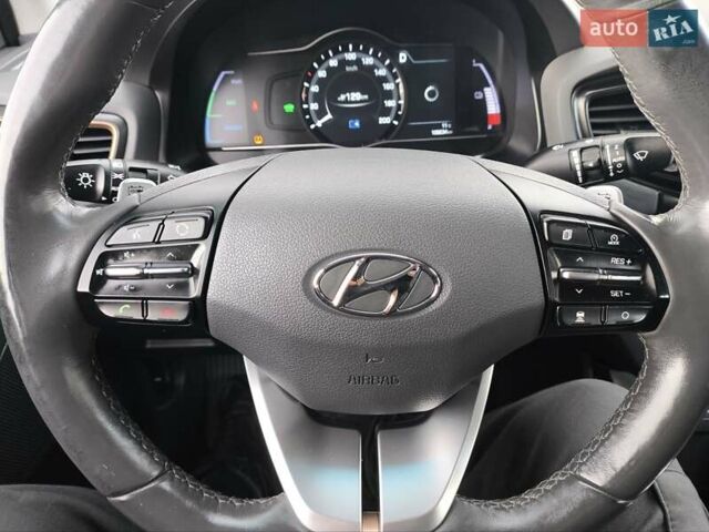 Сірий Хендай Ioniq, об'ємом двигуна 0 л та пробігом 106 тис. км за 12018 $, фото 29 на Automoto.ua