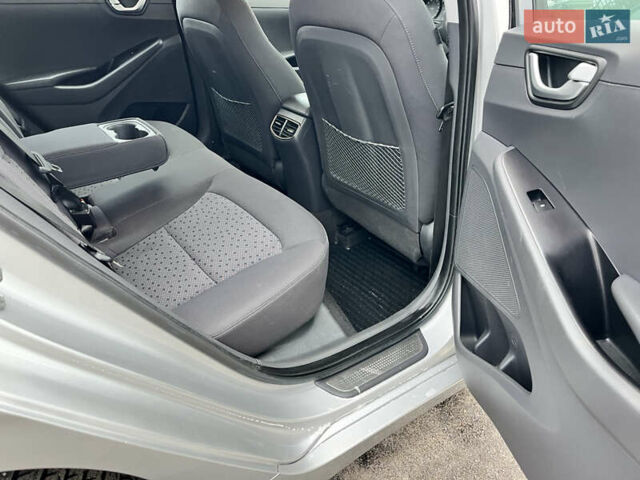Сірий Хендай Ioniq, об'ємом двигуна 0 л та пробігом 135 тис. км за 12700 $, фото 12 на Automoto.ua