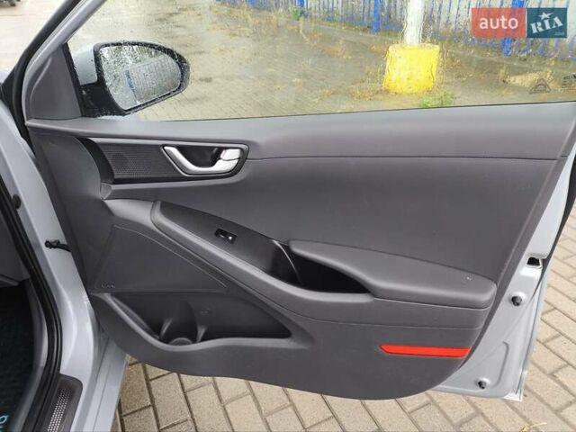 Сірий Хендай Ioniq, об'ємом двигуна 0 л та пробігом 106 тис. км за 12018 $, фото 52 на Automoto.ua