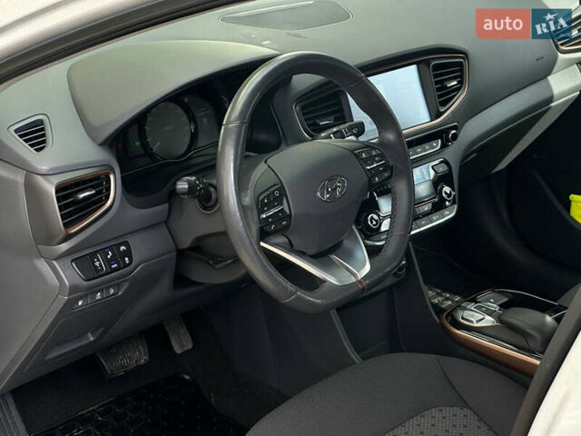 Сірий Хендай Ioniq, об'ємом двигуна 0 л та пробігом 33 тис. км за 13800 $, фото 42 на Automoto.ua