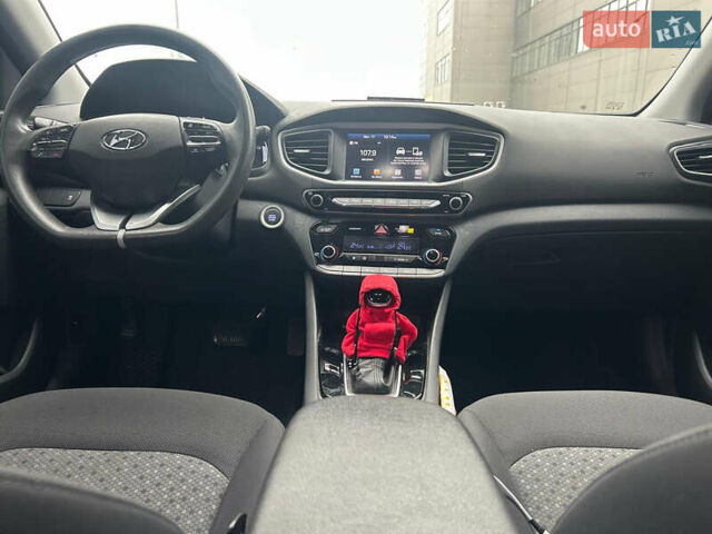 Сірий Хендай Ioniq, об'ємом двигуна 1.58 л та пробігом 174 тис. км за 11900 $, фото 18 на Automoto.ua