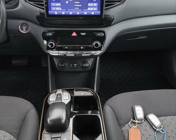 Сірий Хендай Ioniq, об'ємом двигуна 0 л та пробігом 106 тис. км за 12018 $, фото 40 на Automoto.ua