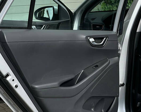 Сірий Хендай Ioniq, об'ємом двигуна 0 л та пробігом 33 тис. км за 13800 $, фото 24 на Automoto.ua