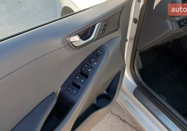 Серый Хендай Ioniq, объемом двигателя 0 л и пробегом 111 тыс. км за 14800 $, фото 26 на Automoto.ua