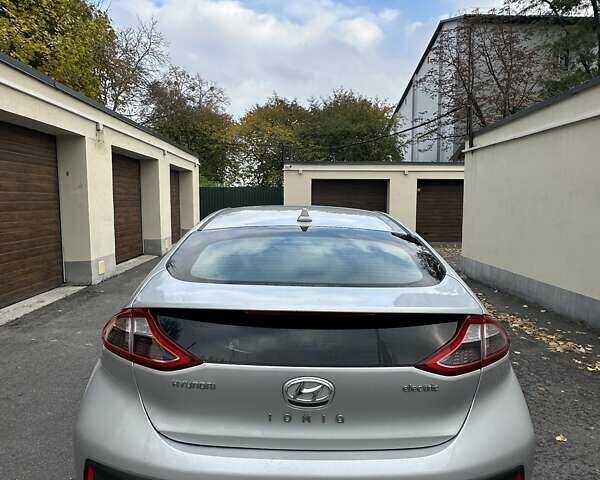 Серый Хендай Ioniq, объемом двигателя 0 л и пробегом 129 тыс. км за 12900 $, фото 2 на Automoto.ua