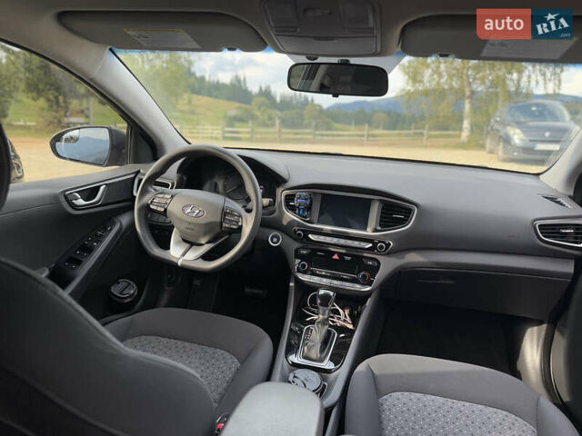 Серый Хендай Ioniq, объемом двигателя 1.58 л и пробегом 99 тыс. км за 15500 $, фото 4 на Automoto.ua
