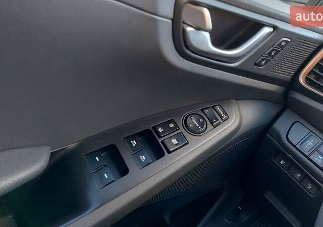 Серый Хендай Ioniq, объемом двигателя 0 л и пробегом 111 тыс. км за 14800 $, фото 10 на Automoto.ua