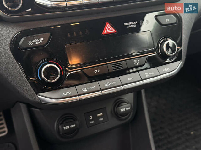 Серый Хендай Ioniq, объемом двигателя 0 л и пробегом 144 тыс. км за 11999 $, фото 19 на Automoto.ua