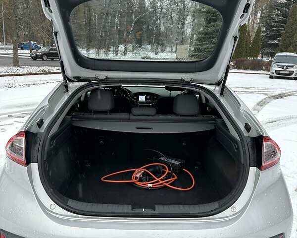 Серый Хендай Ioniq, объемом двигателя 0 л и пробегом 135 тыс. км за 13499 $, фото 12 на Automoto.ua