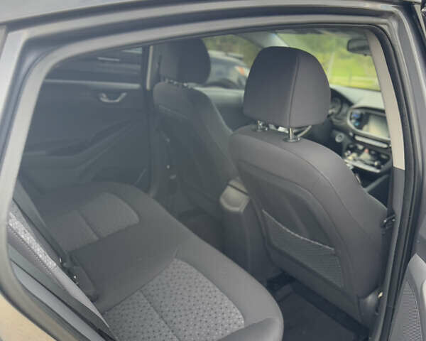 Серый Хендай Ioniq, объемом двигателя 1.58 л и пробегом 99 тыс. км за 15500 $, фото 5 на Automoto.ua