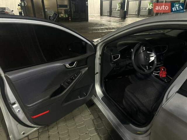 Сірий Хендай Ioniq, об'ємом двигуна 1.58 л та пробігом 174 тис. км за 11900 $, фото 10 на Automoto.ua