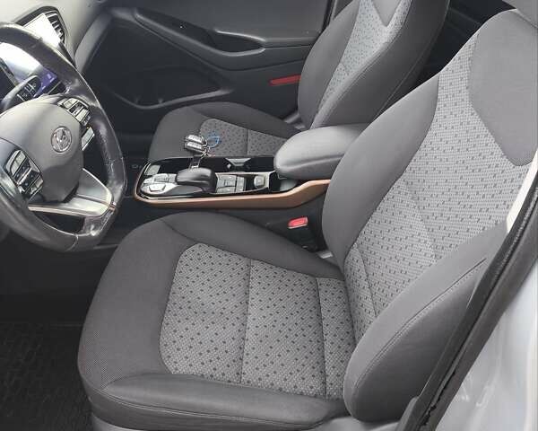 Сірий Хендай Ioniq, об'ємом двигуна 0 л та пробігом 106 тис. км за 12018 $, фото 54 на Automoto.ua