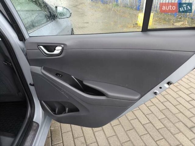 Сірий Хендай Ioniq, об'ємом двигуна 0 л та пробігом 106 тис. км за 12018 $, фото 49 на Automoto.ua